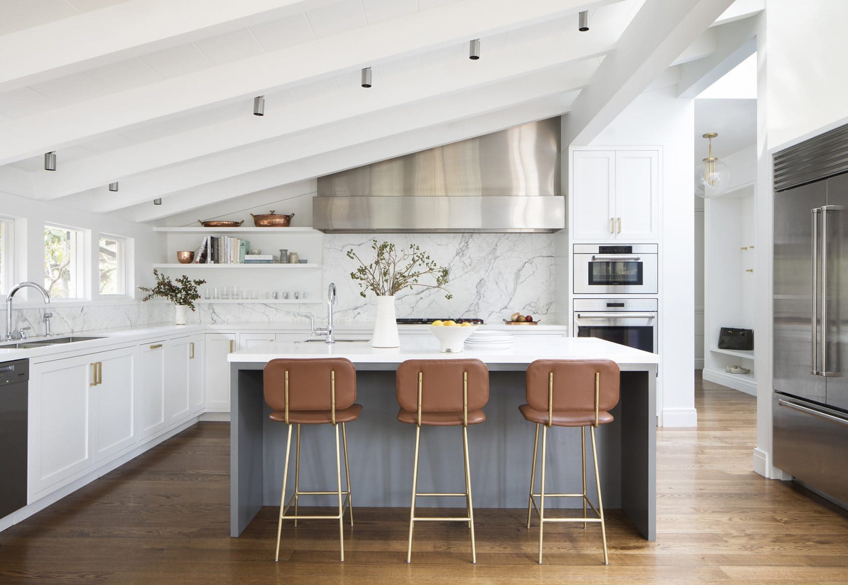 Modern kitchen - Woodside Family Home